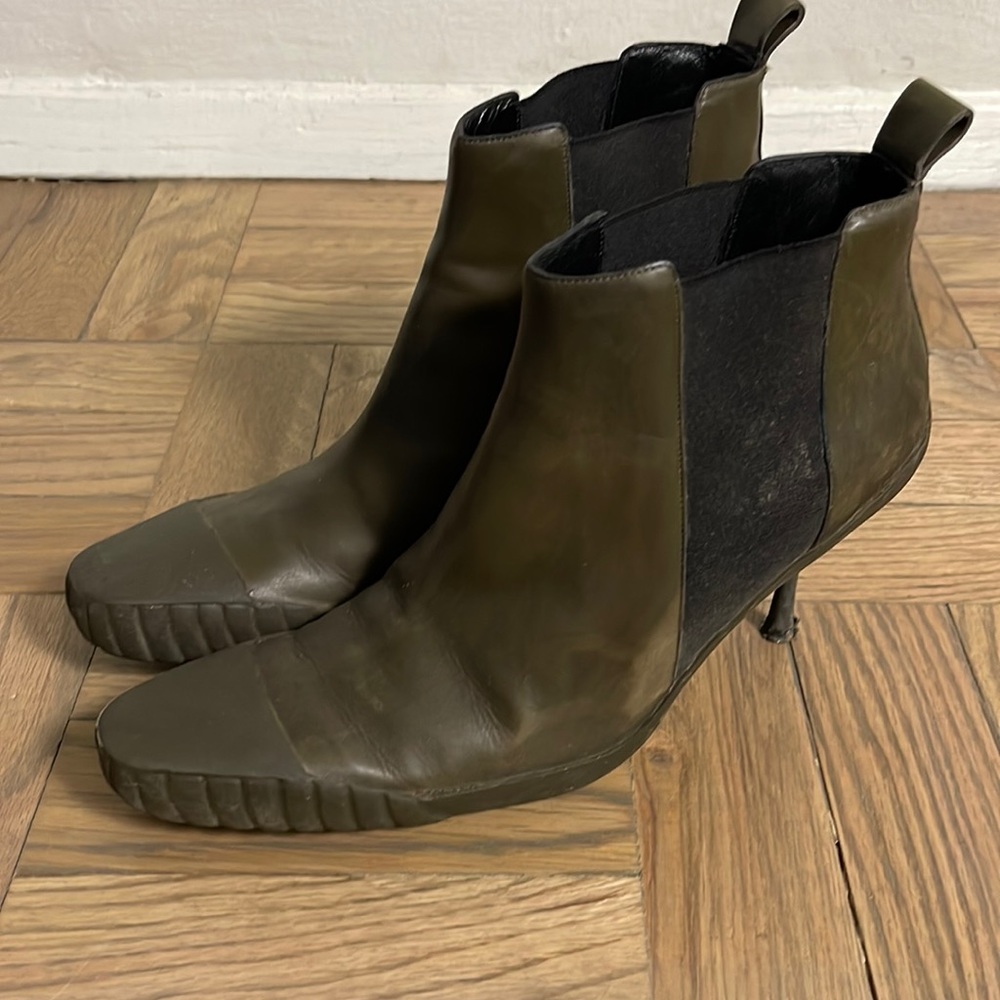 Fendi Khaki olive green bootie high healed Chelsea style size 7 vintage
